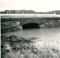 Bro mellan kyrkan och kruthuset, Åker socken