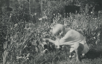 Ingrid Liljekvist i trädgården