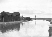 Hamnen med magasin och gamla tullhuset, Nyköping, cirka 1900