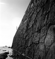 En stenmur vid vattenlinjen vid kusten