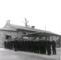 Korpralskolan vid F 11 Flygflottilj, på besök vid AB Nyköpings Automobilfabrik 1945