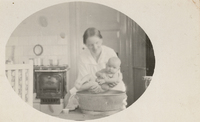 Helga Segerberg med sin nyfödda dotter Thorun, 1923