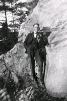 En man stående vid en klippväg.