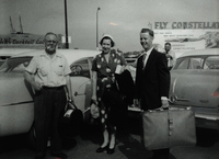 Anna Johansson vid flygplatsen, USA år 1955
