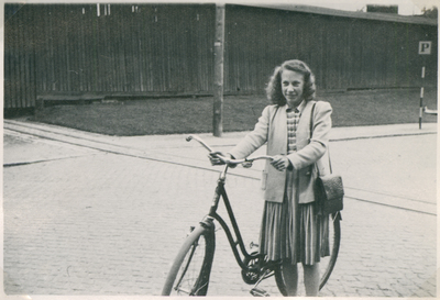 Anna-Lisa på NK Verkstäder år 1944