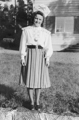 Erna Lagerström i estnisk folkdräkt, ca 1944