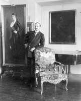 Konsul Birger Wessén, Hilda Östermans bror, bredvid ett porträtt av Hilda