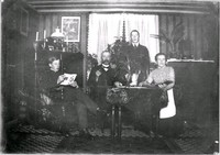 Hemmiljö med familj, Husby-Oppunda socken 1914