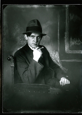 Konstnären Per Månsson med cigarr, troligen 1920-tal