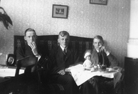 Tre unga män, två med cigarett, Folke och Mauritz Ahlstrand till höger