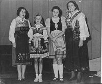 Två vuxna kvinnor och två flickor i folkdräkt, längst till vänster Henny Eklund