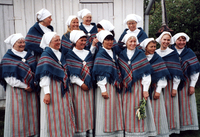 Gruppfoto på Kerstin Lindh och dräktkursen vid premiärvisningen av Oxelösundsdräkten