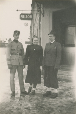 Eivor Gemzell med två unga män, 1930/40-tal
