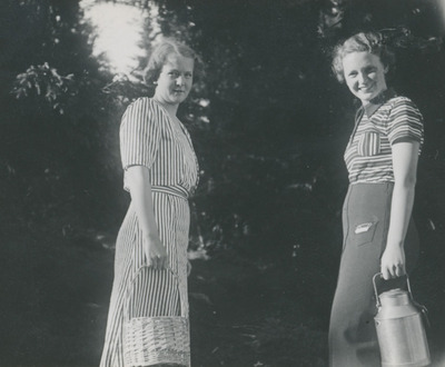 Två kvinnor i skogen, 1930/40-tal
