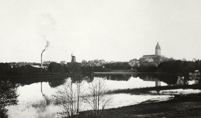 Strängnäs, Visholmsviken från stranden vid Mälarlunden åt ostsydost.