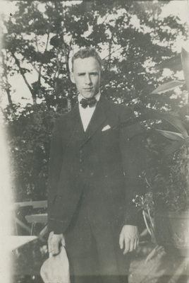 Einar Höglund i en trädgård