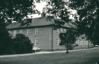 Byggnad på Sundby sjukhusområde vid Strängnäs 1986