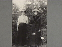 Anna och Tea, ca 1911
