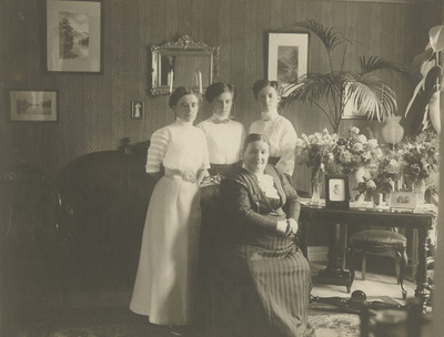 Grupporträtt på familjen Andersson i salong, 1900-tal