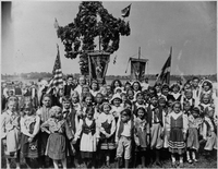 Gruppfoto av unga folkdansare i Mt Vernon, Connecticut