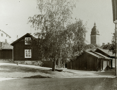 Kv Bardskäraren sett från Pumptorget i Strängnäs