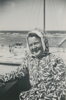 Eivor Gemzell vid havet, 1930/40-tal