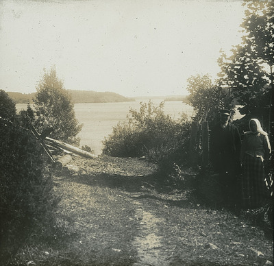 Äldre par framför sjön Klämmingen, 1900-tal
