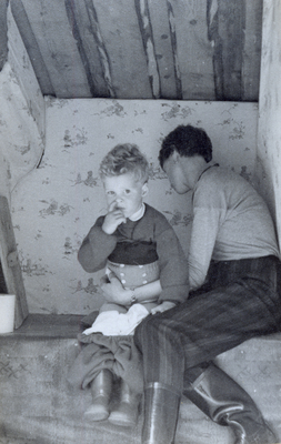 Claes på utedasset med sin mamma