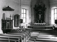 Predikstolen och altarringen.