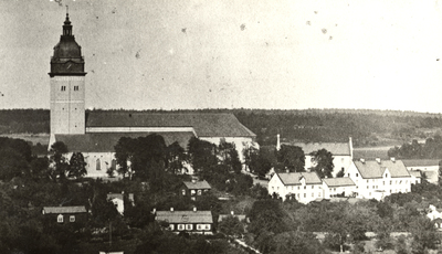 Utsikt från Långberget norrut i Strängnäs, mot domkyrkan med omgivning.