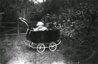 Ett spädbarn sitter i en barnvagn