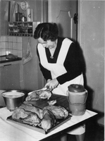 Margit Johansson trancherar en anka 1960