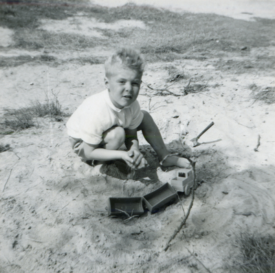 Claes leker i sanden