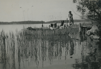 Fritz Andersson och Lisa Hall vid båtbryggan, 1935