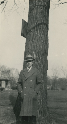 Einar Höglund i en park