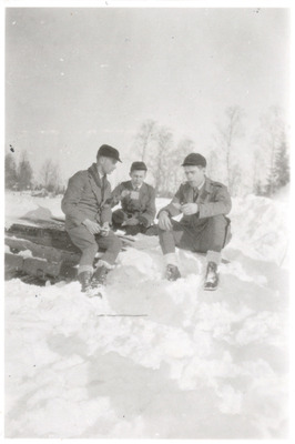 Tre män sitter i snön och fikar, Solbacka Läroverk, 1931