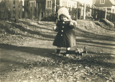 Ingrid Liljekvist med leksakshund, 1926