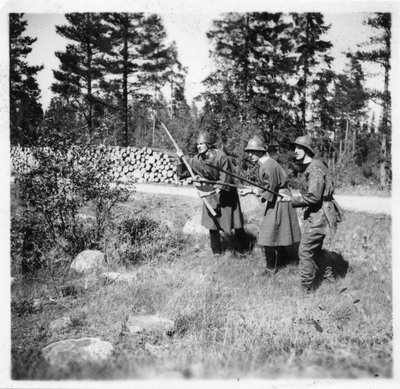 Tre soldater klara för angrepp, 17 maj 1944