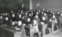 Magister Kronblad med sin klass 1915.