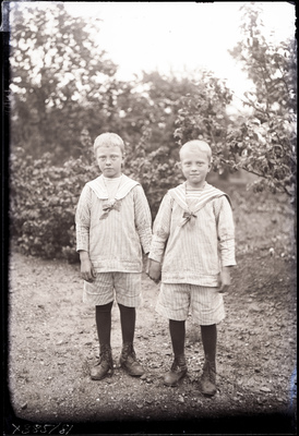 Barnporträtt - Yngve och Harry Carlsson, Nählen