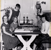 Fem flickor spelar monopol 1958