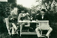 Fyra män, drink i trädgården, Malmköping