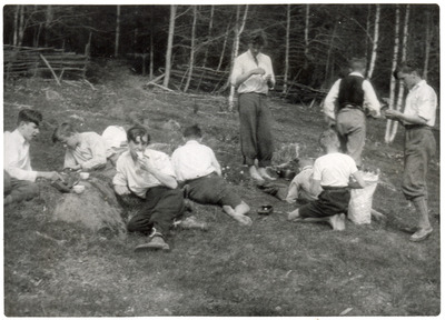 Elever tar en fikapaus i skogen, Solbacka Läroverk, 1931