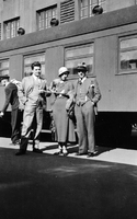 Lisbeth och Eric Andersson på centralstationen i Helsingfors, 1930-tal