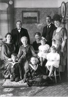 Stadskamrer Adolf Larsons 50-årsdag den 29 mars 1923, familjen samlad