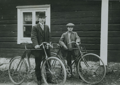 Knut eller Kalle Karlsson med cykel vid Bogsta, 1910-talet