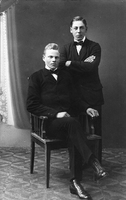 Studiofoto på Gösta Högström tillsammans med sin kamrat Malmkvist