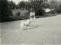 Dora och hunden Leo på Mörkhulta i Östra Vingåker, foto år 1926