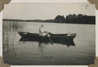 Ingeborg i roddbåt 1930