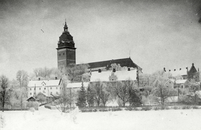 Biskopsgårdarna och domkyrkan i Strängnäs från sydost.